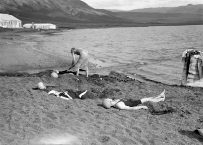 Laugarvatn Meisje begraaft andere meisjes onder warme vulkanische as aan de oev, Bestanddeelnr 190-0366