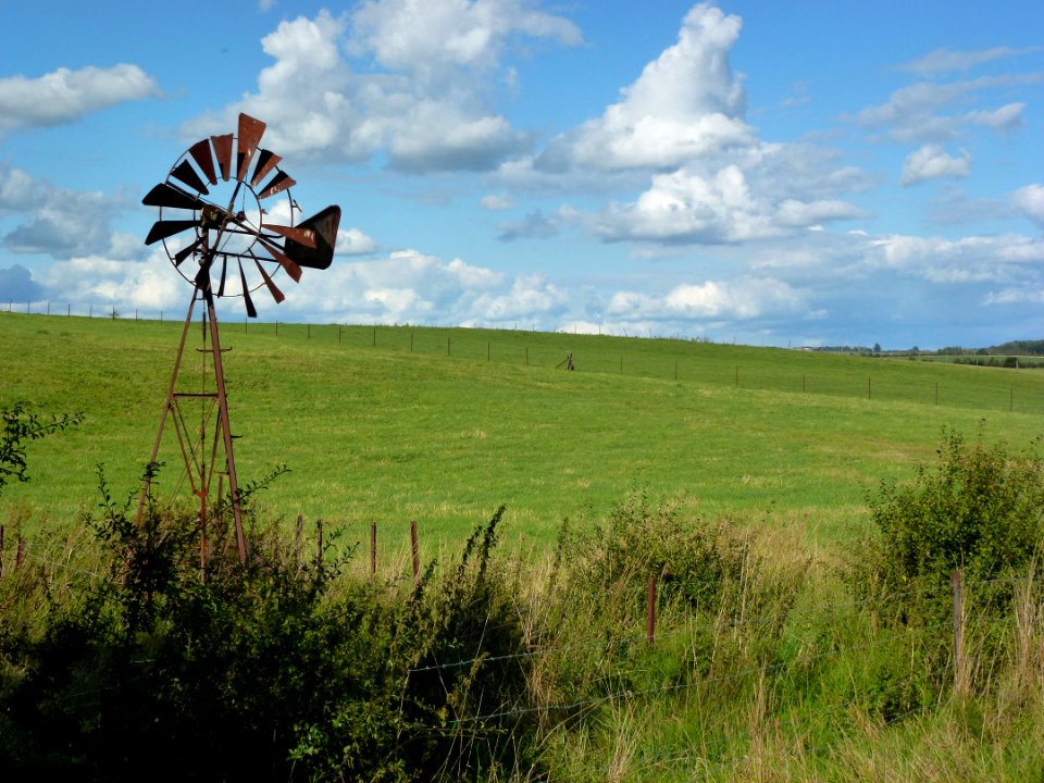 Launois-sur-Vence (Ardennes) paysage avec moulin-roue à vent
