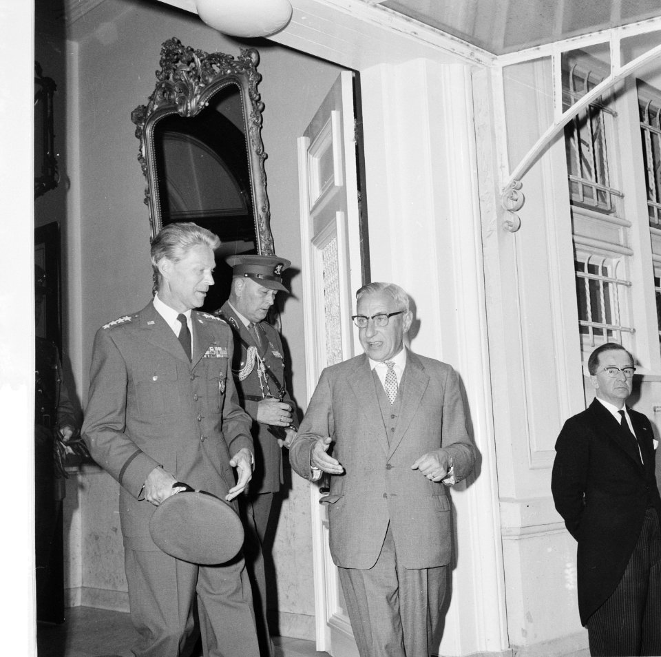 Lauris Norstadt neemt op Plein 1813 te den Haag afscheid van professor Jan de Qu, Bestanddeelnr 914-2913