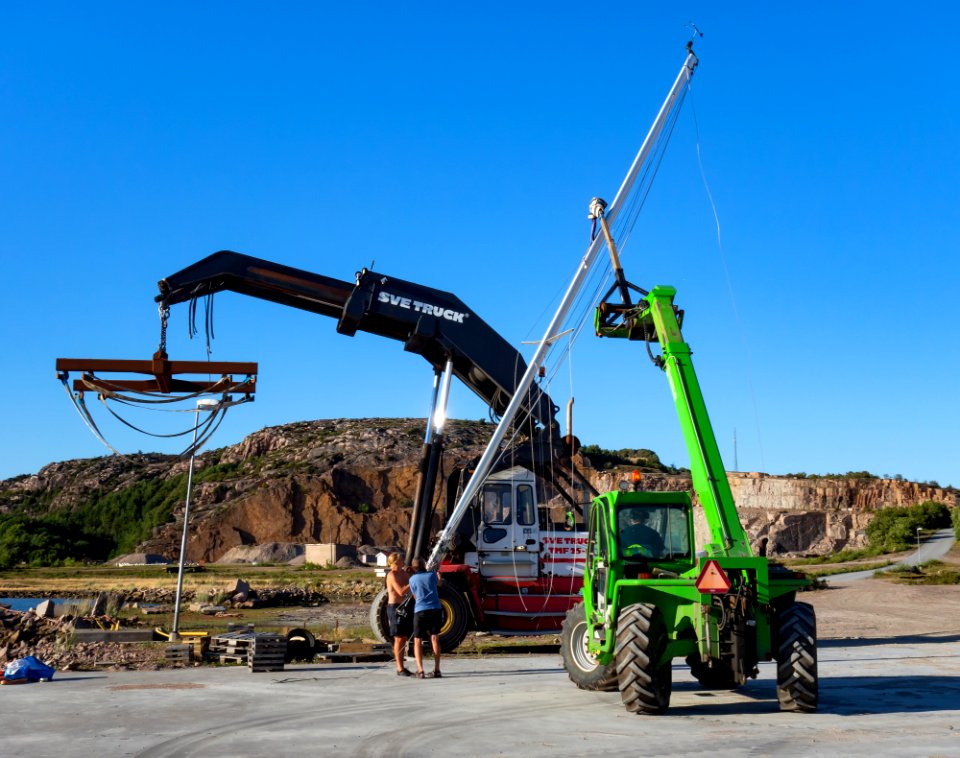 Launching a sailboat 13 - Hoisting the mast 2