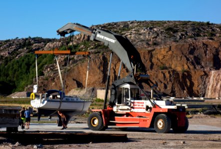 Launching a sailboat 4 - Boat is free from the truck