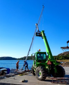 Launching a sailboat 14 - Moving the mast to the boat