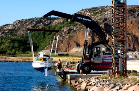 Launching a sailboat 6 - Lowering the boat into the water 1