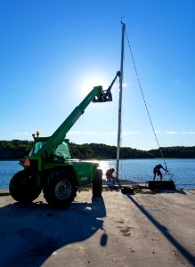 Launching a sailboat 17 - Fitting the mast photo