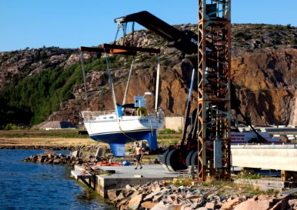 Launching a sailboat 5 - Moving the boat towards the water