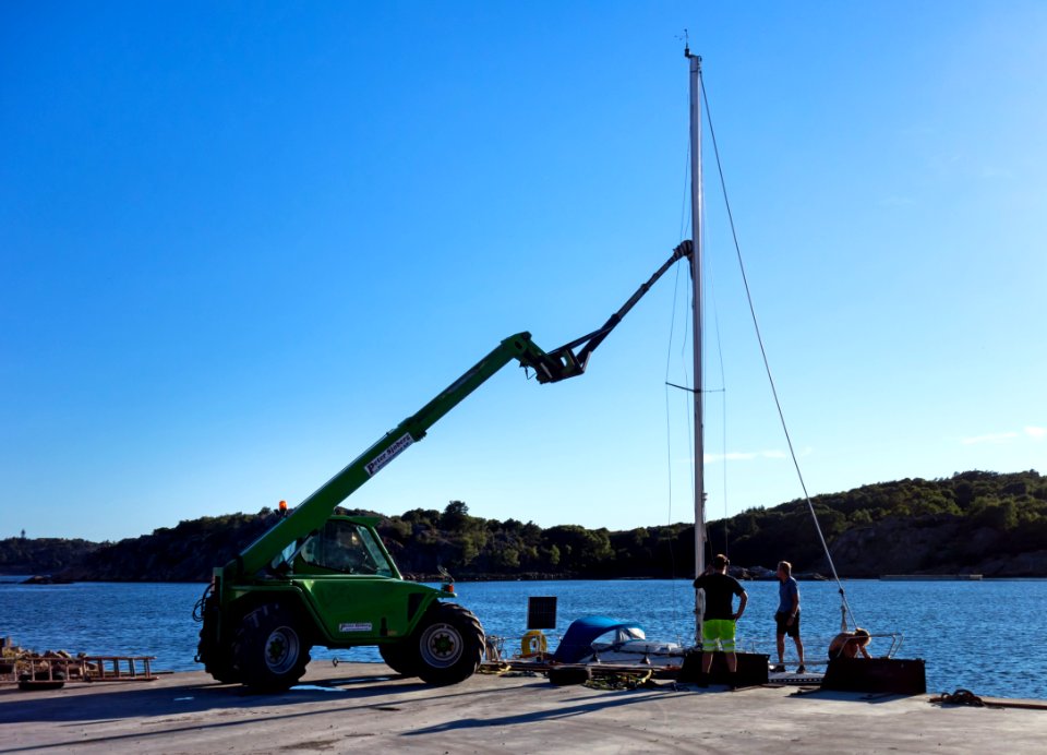 Launching a sailboat 18 - Mast in place