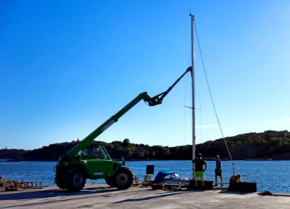 Launching a sailboat 18 - Mast in place