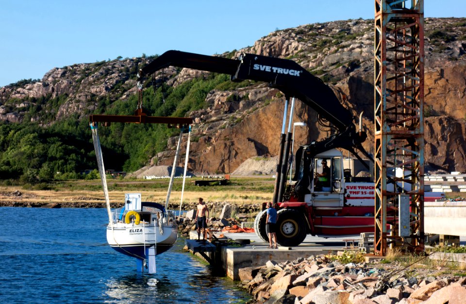 Launching a sailboat 7 - Lowering the boat into the water 2