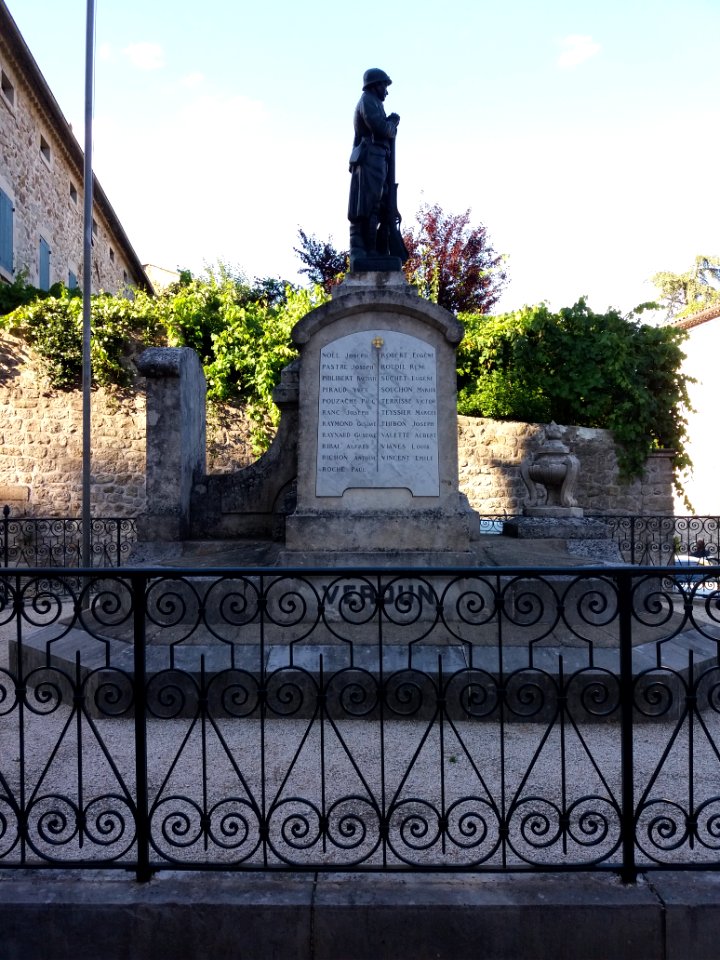 Largentière - Monument aux morts - Côté droit