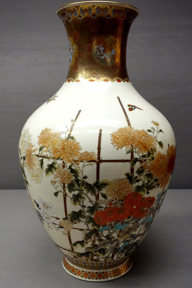 Large Vase by Taizan Yohei IX (1856-1922), 1892 World's Columbian Exposition, bird and flower design in overglaze enamels and gold - Tokyo National Museum - DSC05571