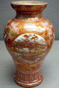 Large Vase by Asai Ichigo (1836-1916), 1892 World's Columbian Exposition, design of pavillions and landscape in overglaze enamels and gold - Tokyo National Museum - DSC05616
