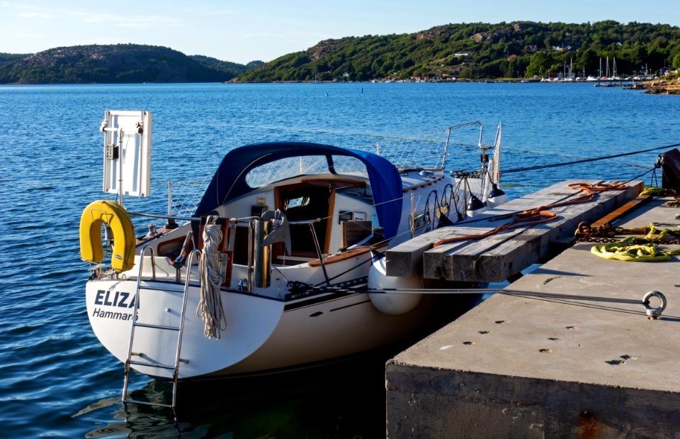 Launching a sailboat 10 - Boat is free in the water