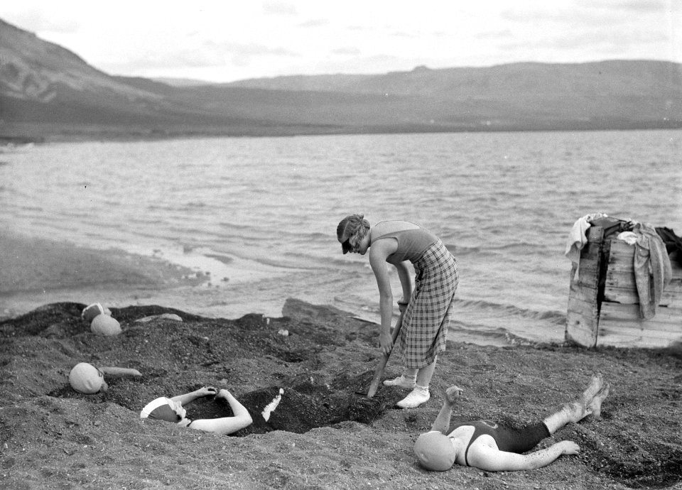 Laugarvatn Meisje begraaft andere meisjes onder warme vulkanische as aan de oev, Bestanddeelnr 190-0365