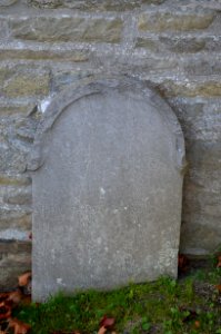 Laubuseschbach, Friedhof, Kapelle, Grabstein 2