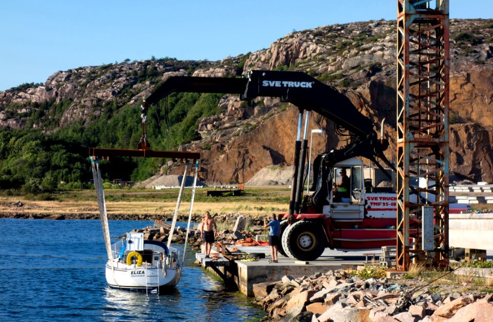Launching a sailboat 8 - Boat is floating in the water