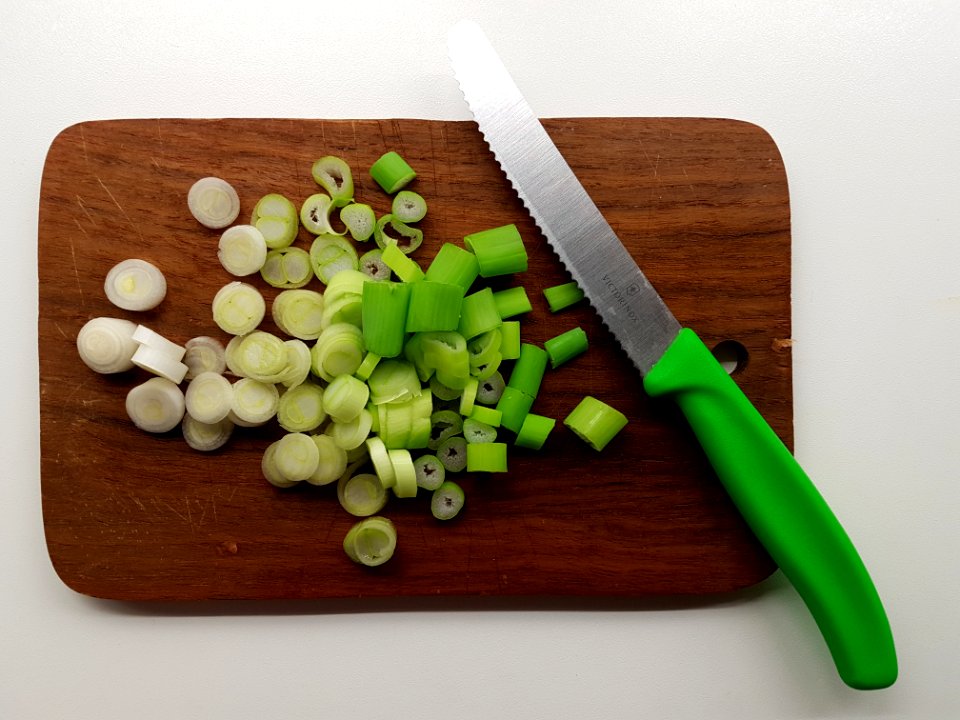 Lauchzwiebel-geschnitten-mit-Messer