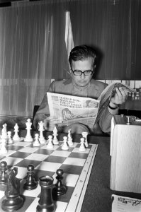 Larsen leest een krant, Bestanddeelnr 929-0617
