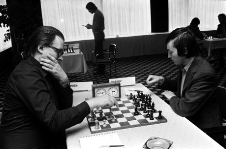 Larsen (links) speelt tegen Karpov, Bestanddeelnr 930-9173