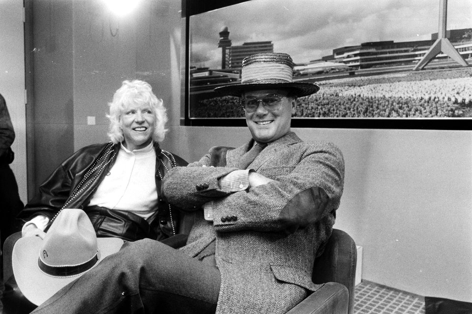 Larry Hagman, met cowboyhoed, vergezeld door zijn echtgenote, Bestanddeelnr 932-5628