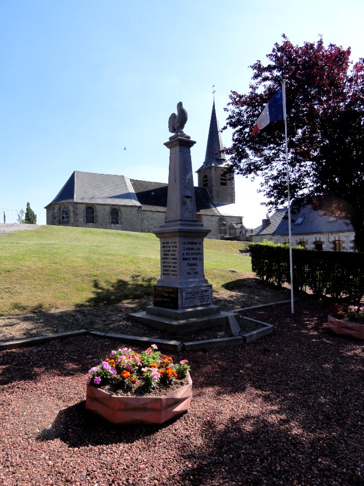 Larrouillies (Nord, Fr) monument aux morts