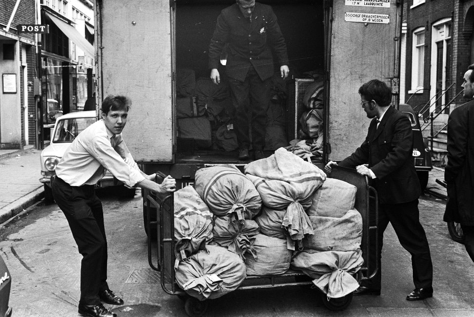 Langzaam-aan aktie van postbestellers in Amsterdam stapel postzakken arriveert , Bestanddeelnr 924-0669