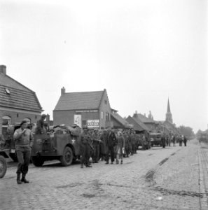 Langs de kant van de weg tijdens de intocht van de Irish Guards in Aalst, Bestanddeelnr 255-9035