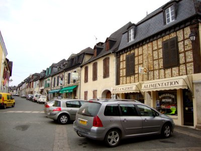 Lasseube (Pyr-Atl, Fr) la rue des commerces
