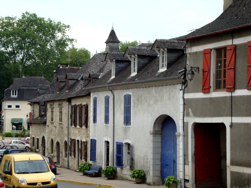 Lasseube (Pyr-Atl, Fr) rue avec maisons aux toits d'ardoise