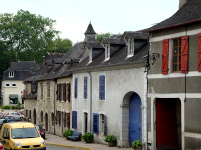 Lasseube (Pyr-Atl, Fr) rue avec maisons aux toits d'ardoise