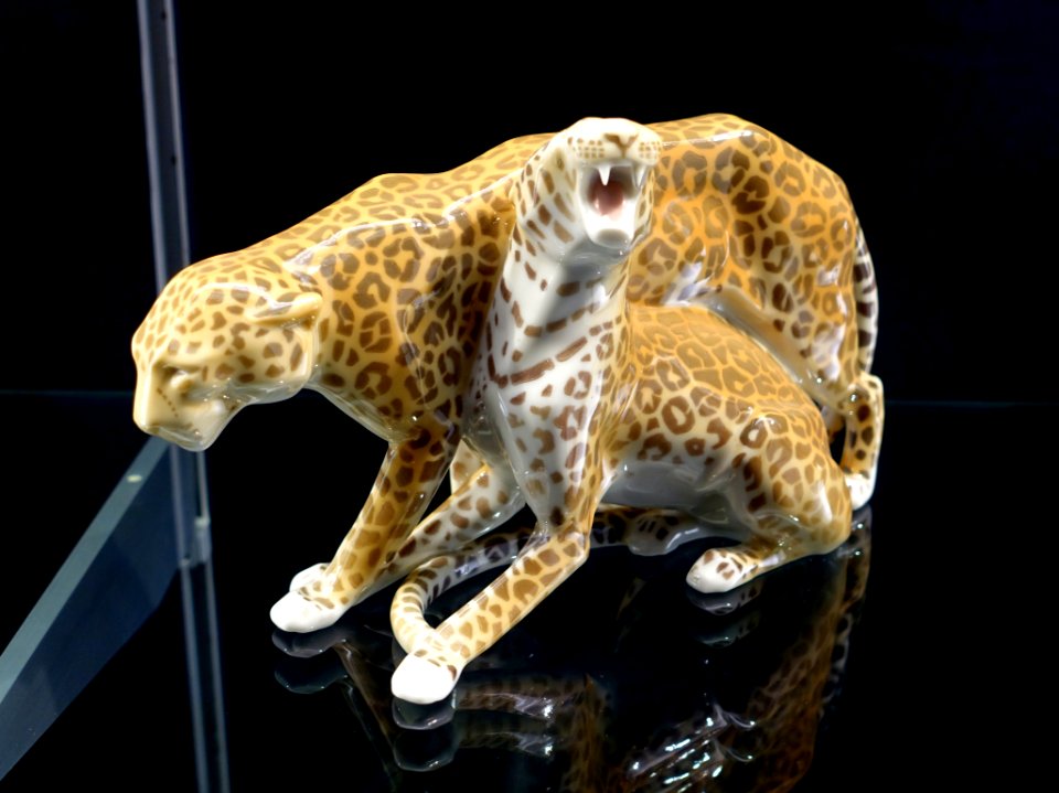 Leopard group, designed by Anton Puchegger, made by KPM Berlin, 1909, porcelain - Bröhan Museum, Berlin - DSC04124