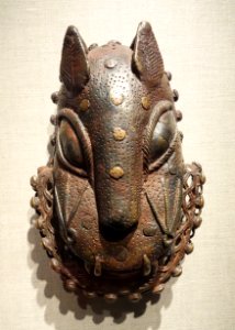 Leopard head hip ornament, Nigeria, Court of Benin, Edo people, late 18th century, bronze, copper, iron - De Young Museum - DSC01037