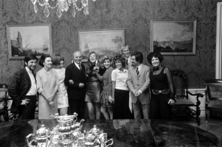 Lenny Kuhr met de beker met links ambassadeur A. Sanz-Briz, Bestanddeelnr 922-6097