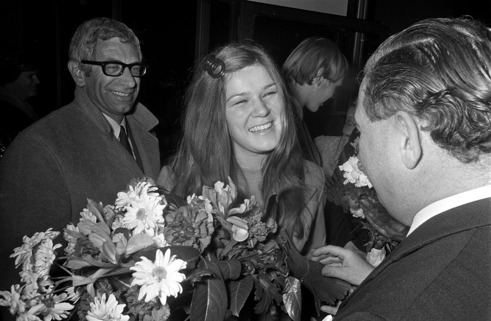 Lenny Kuhr arriveert op Schiphol, na op het Eurovisie Songfestival met drie ande, Bestanddeelnr 922-2484