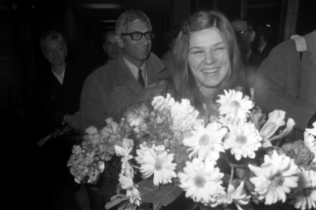 Lenny Kuhr arriveert op Schiphol, na op het Eurovisie Songfestival met drie ande, Bestanddeelnr 922-2485