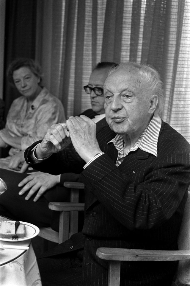 Leopold Stokowsky , 88 jaar , componist USA, houdt persconferentie te Hilversum,, Bestanddeelnr 923-7416