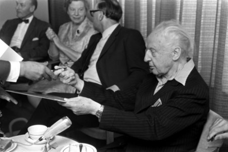 Leopold Stokowsky , 88 jaar , componist USA, houdt persconferentie te Hilversum,, Bestanddeelnr 923-7413