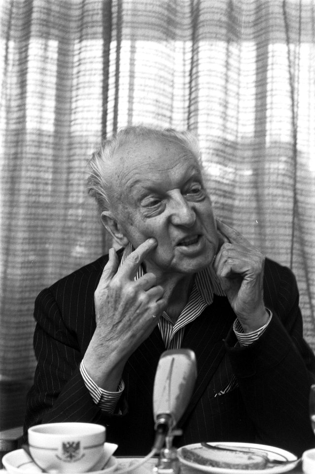Leopold Stokowsky , 88 jaar , componist USA, houdt persconferentie te Hilversum, Bestanddeelnr 923-7410