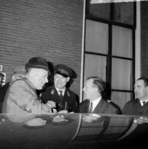 Leo Horn voor politierechter, na de rechtszitting deelt Leo Horn handtekeningen , Bestanddeelnr 917-4470
