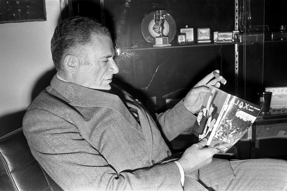 Leo Horn met boek van Ajax in kantoor, Amsterdam, Bestanddeelnr 925-2800