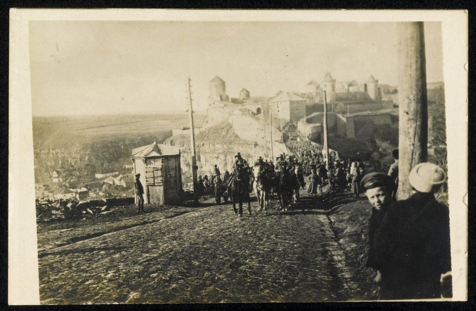 Lentrée des troupes austro-hongroises à Kamieniec-Podolski en Oucraine. Au fond, Bestanddeelnr 158-1595