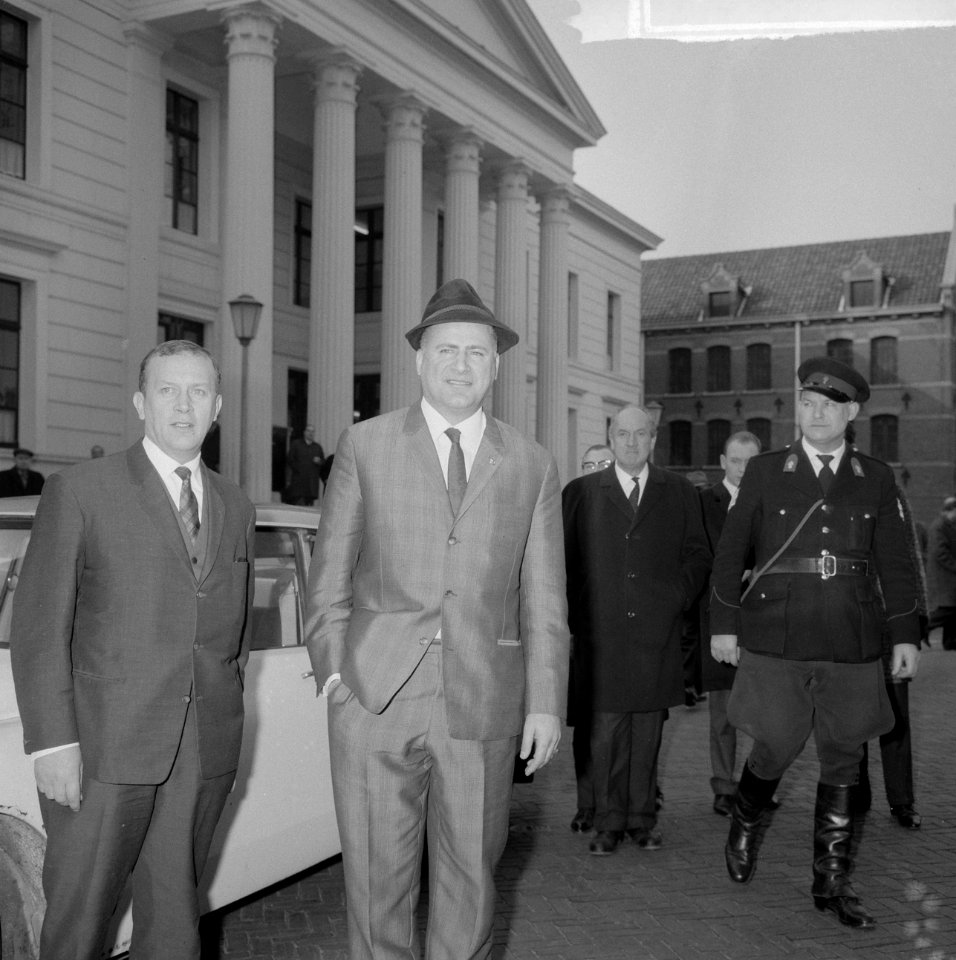 Leo Horn voor politierechter, na de rechtszitting deelt Leo Horn handtekeningen , Bestanddeelnr 917-4469