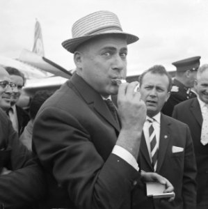 Leo Horn met zilveren fluit terug uit Chili (hij ws scheidsrechter bij wereldkam, Bestanddeelnr 914-0442