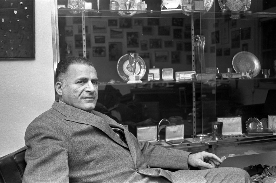 Leo Horn met boek van Ajax in kantoor, Amsterdam, Bestanddeelnr 925-2799