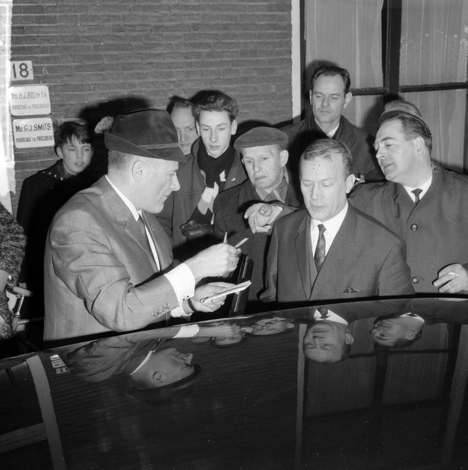 Leo Horn voor politierechter, na de rechtszitting deelt Leo Horn handtekeningen , Bestanddeelnr 917-4467