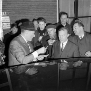 Leo Horn voor politierechter, na de rechtszitting deelt Leo Horn handtekeningen , Bestanddeelnr 917-4467