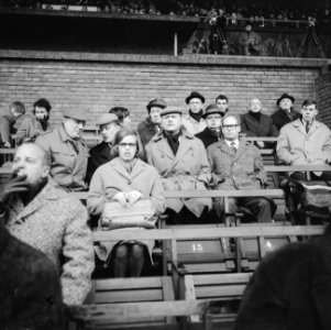 Leo Horn op de tribune bij de wedstrijd Blauw-Wit tegen Alkmaar, Bestanddeelnr 917-3230