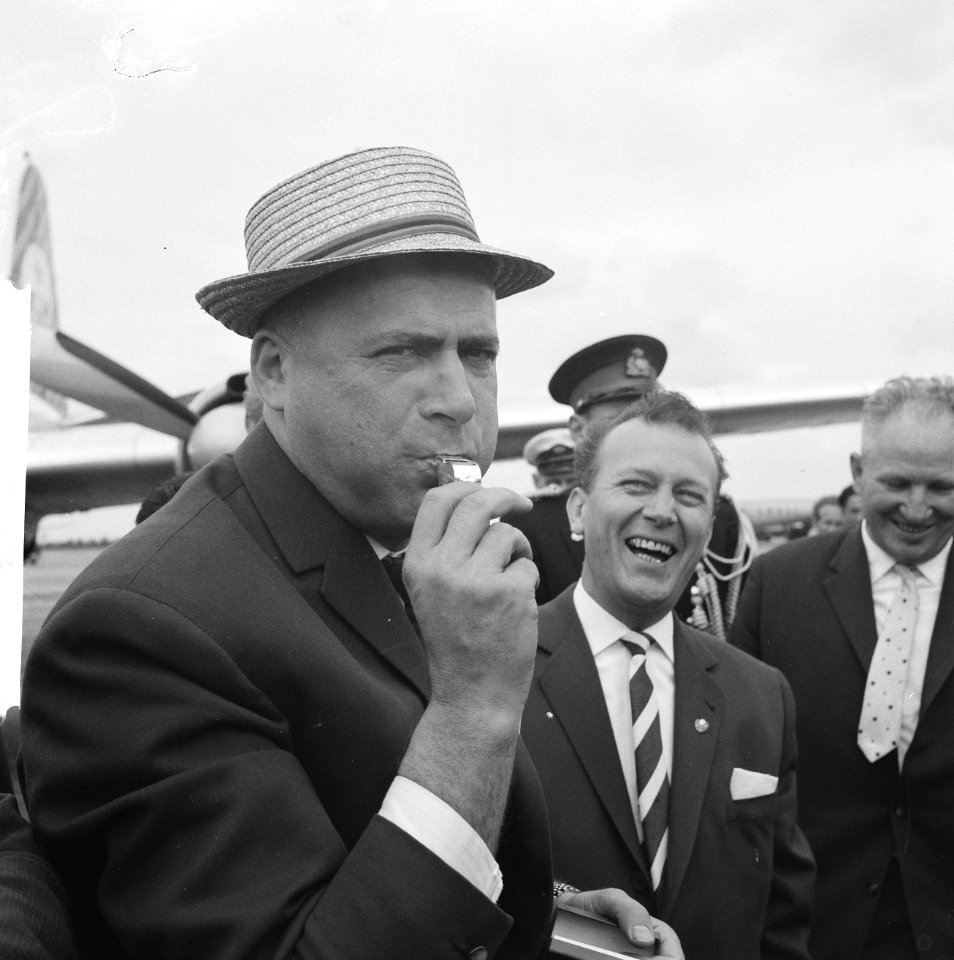 Leo Horn met zilveren fluit terug uit Chili (hij ws scheidsrechter bij wereldkam, Bestanddeelnr 914-0443