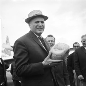 Leo Horn met zilveren fluit terug uit Chili (hij ws scheidsrechter bij wereldkam, Bestanddeelnr 914-0444