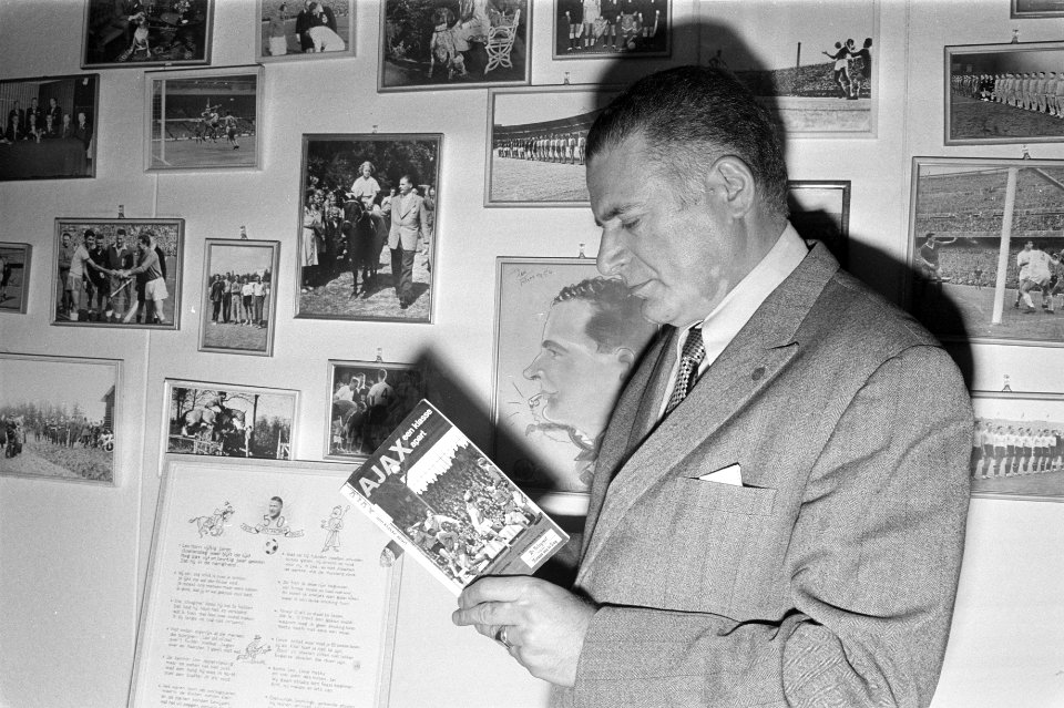 Leo Horn met boek van Ajax in kantoor, Amsterdam, Bestanddeelnr 925-2798