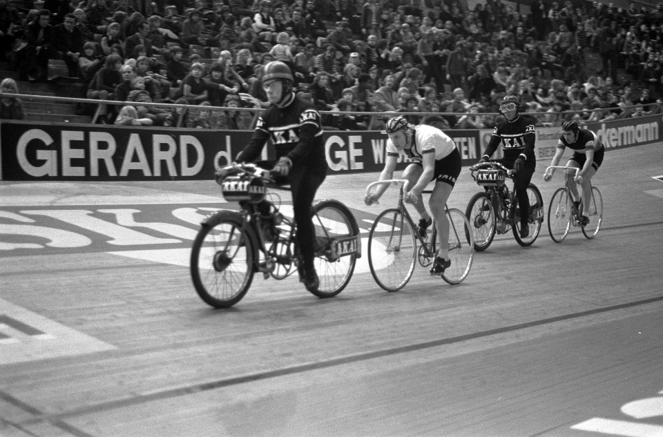 Leo Duyndam (links) en Eddy Merckx achter dernies, Bestanddeelnr 926-9536